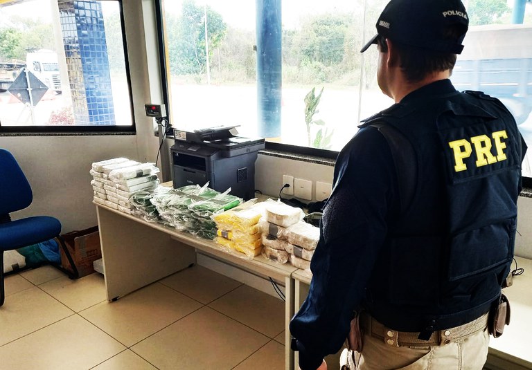 PRF apreende cocaína que estava misturada em carga de farinha de mandioca Foto98174