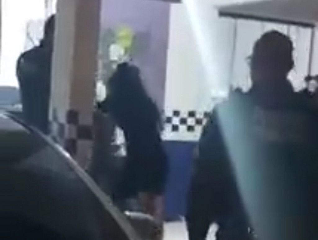 Mãe dá surra em filho em delegacia por ele participar de sequestro de motorista Foto34025