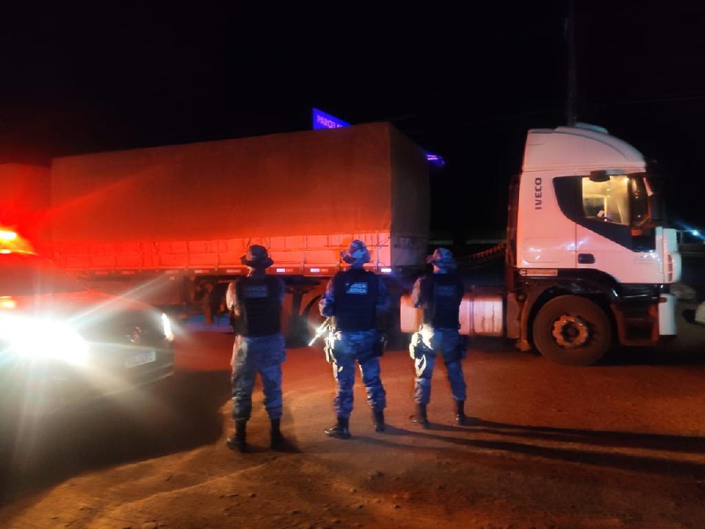Carreta com carga de milho é recuperada pela Força Tática e três são presos em flagrante Foto17110