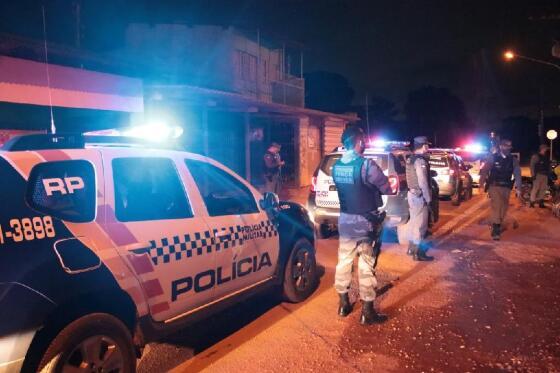 Marido se tranca em casa para não apanhar e esposa destrói carro Foto80180