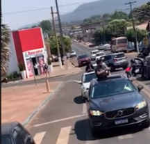 Empresário faz "carreata" e joga notas de R$ 20 e R$ 50 em ruas de município de MT Foto74025