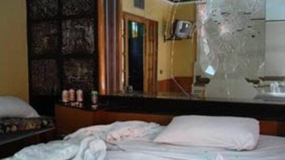 Mulher arromba porta de motel e "quebra tudo" ao flagrar marido com amante Foto15809