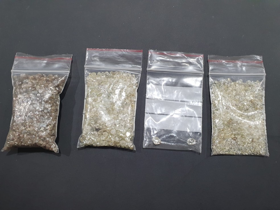 Policial e passageiro são presos com diamantes sem documentação Foto50243