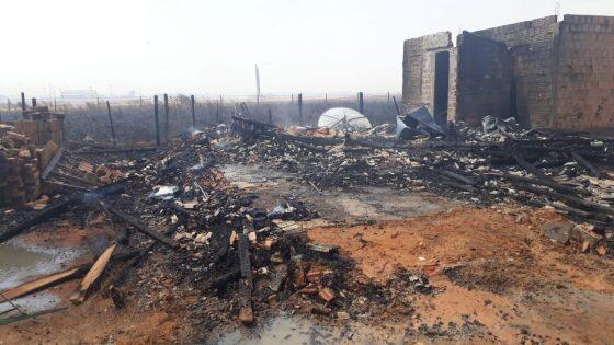 Fogo em matagal se alastra, invade cidade e destrói casas em Sinop Foto4657