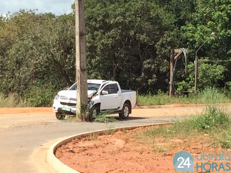 Motorista bate caminhonete de concessionária em poste durante Test Drive Foto20133