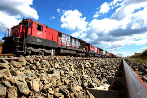 Seremos o celeiro do mundo, diz senador após assinatura para construção de ferrovia Foto75113