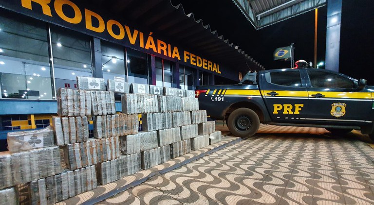 PRF apreende grande quantidade de cocaína escondida em carga de milho Foto32278