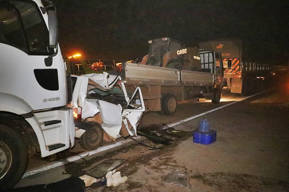 Três carretas e um carro se envolvem em acidente na BR-163 na região de Nova Mutum Foto22940