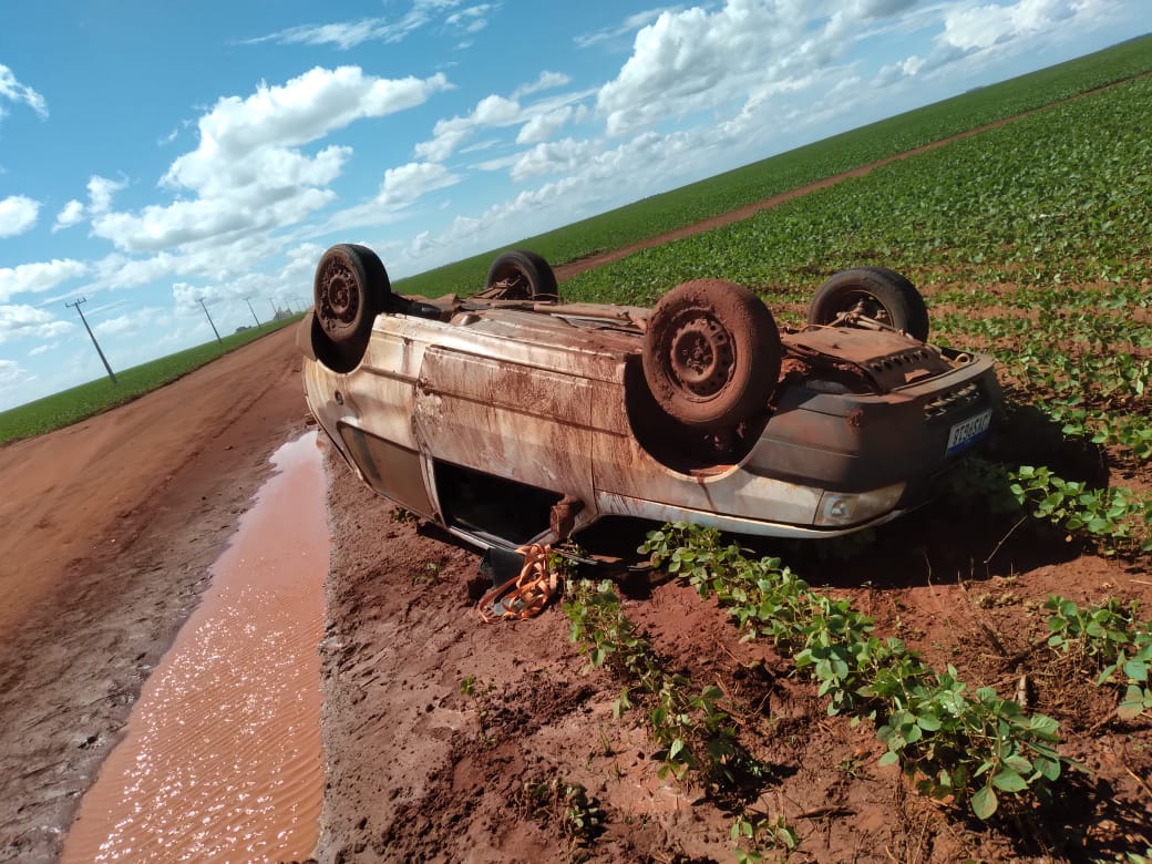 Vereador perde controle da direção e capota veículo em estrada rural de Nova Ubiratã Foto72348