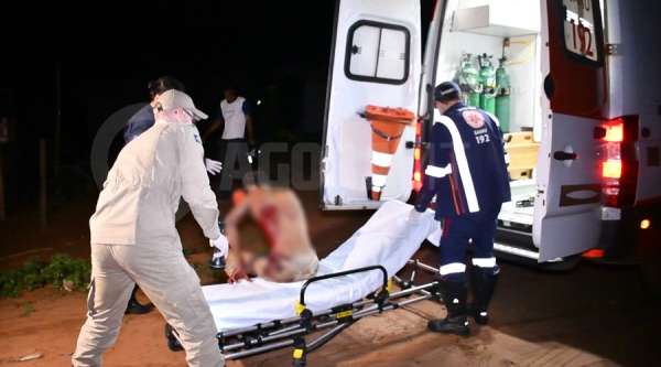 Após discussão homem leva golpe de foice e fica com pulmão exposto Foto50493