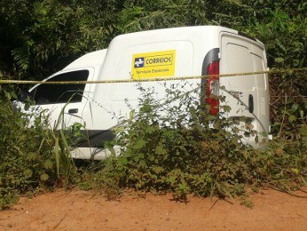 Trio invade Correios, não acha dinheiro e foge com carro da empresa Foto56501