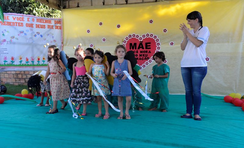 Alunos do CEMEI Dois Pinheiros emocionam mães durante evento comemorativo Foto58709