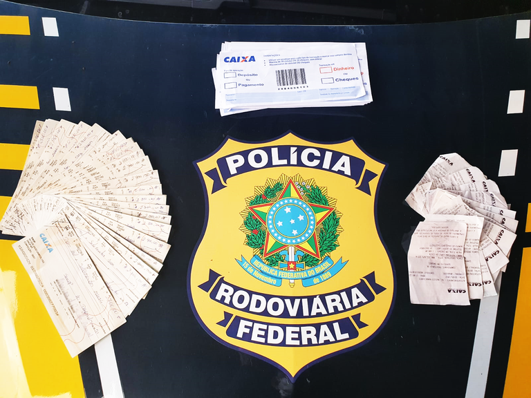 Passageiro de ônibus é detido pela PRF com mais de R$ 72 mil reais em cheques Foto48629