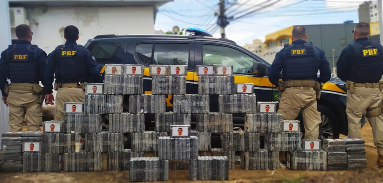 PRF aprende mais de 300 kg de cocaína transportada em compartimento oculto de veículo Foto37224