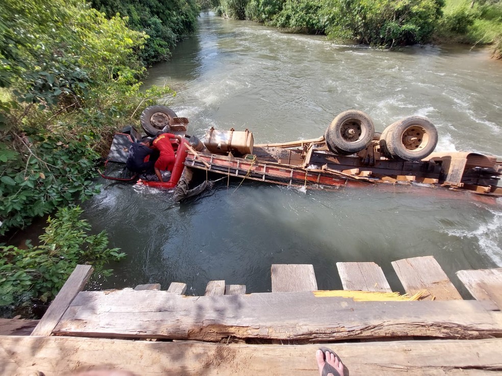 Caminhão cai de ponte e motorista morre afogado preso as ferragens Foto26199