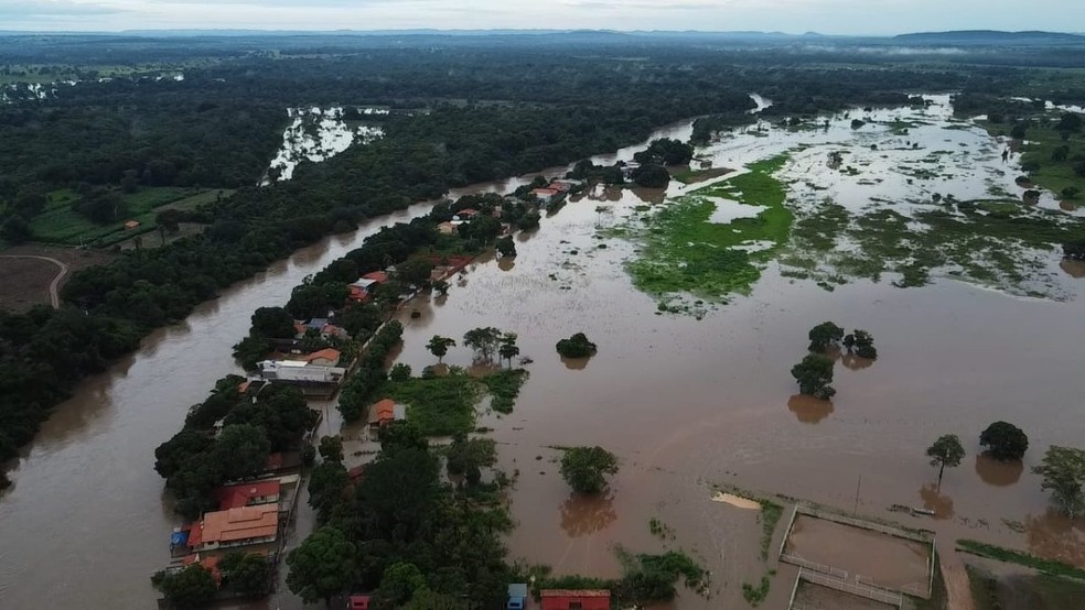 Transbordamento de rio deixa cidade alagada e famílias desabrigadas em MT Foto76782