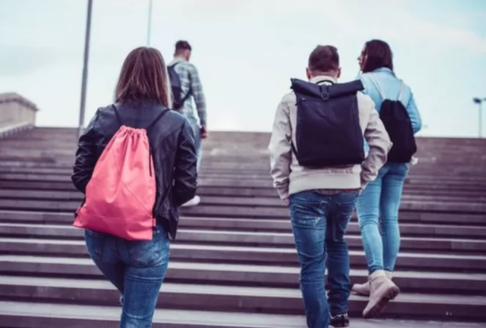 Estudantes são cercadas e ameaçadas por homem aramado com faca Foto74296