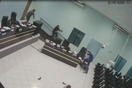 Em novo vídeo mostra vereador apontando arma para colega durante sessão Foto52471
