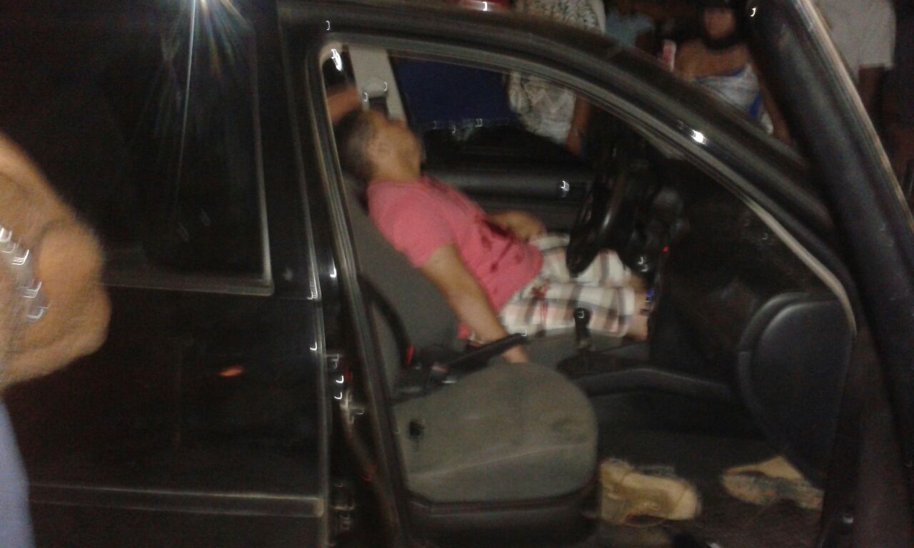 Casal é surpreendido enquanto passeava de carro e motorista leva dois tiros na cabeça Foto52257