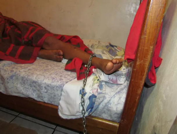 Criança de 8 anos é acorrentada pelo avô por acreditar que ele está usando drogas Foto57649
