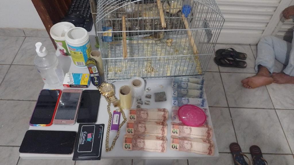 Casal é preso e adolescente é apreendido com drogas e aves em cativeiro Foto37083