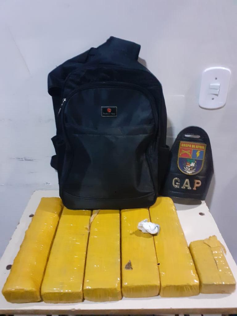 Adolescente de 16 anos é apreendida em barreira policial com maconha Foto71213