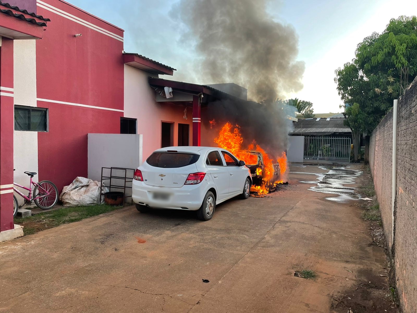 Jovem tem ataque de fúria e incendeia veículos do marido e da sogra em Nova Ubiratã Foto36271