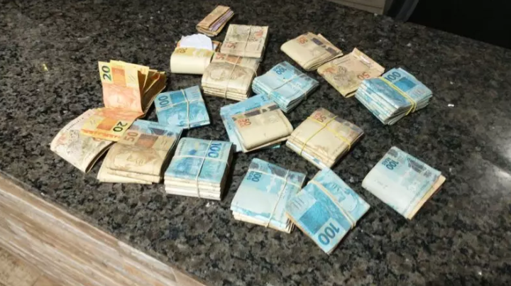 Suspeita de 50 anos é presa por aplicar golpe de R$ 300 mil em colega Foto14413
