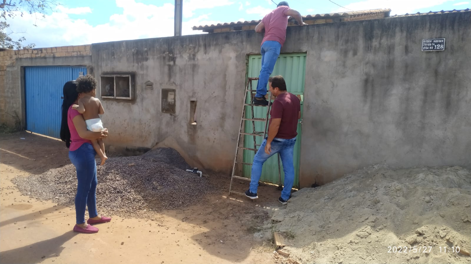 Polícia Civil e Conselho Tutelar resgatam crianças de 5 e 2anos encontradas trancadas dentro de casa Foto28104