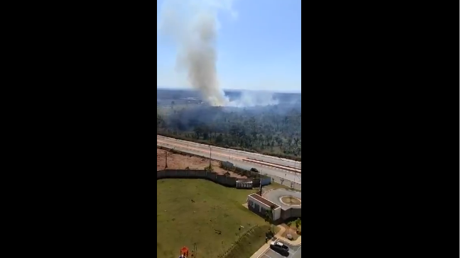 Bombeiros usam água de piscina de condomínio para apagar incêndio Foto95220