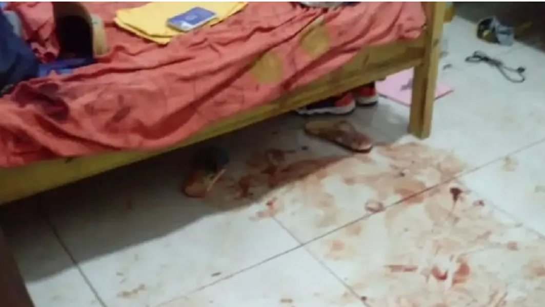 Homem encapuzado e armado invade residência mata um e deixa outros três feridos Foto51007