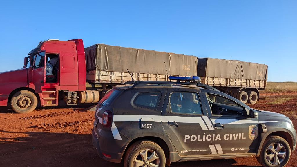 Dupla é presa em flagrante por desvio de carga de soja Foto26471