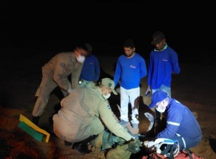 Muita poeira e escuridão causam batida de motos e caminhão em estrada rural de Sorriso Foto37724