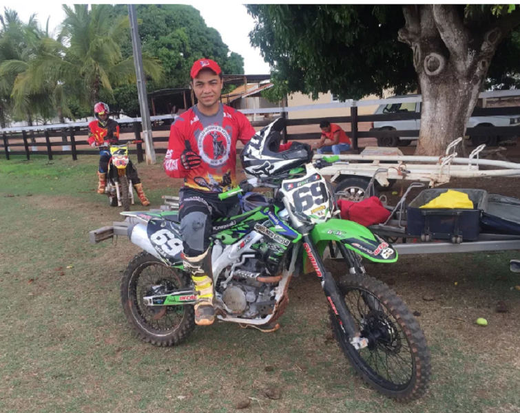 Piloto de motocross morre em queda ao saltar rampa em campeonato Estadual Foto82640