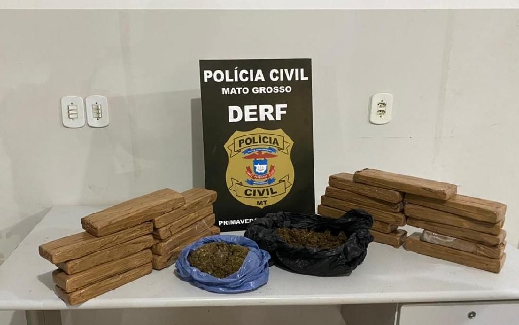 Jovem é presa transportando 20 tabletes de droga em ônibus intermunicipal Foto252