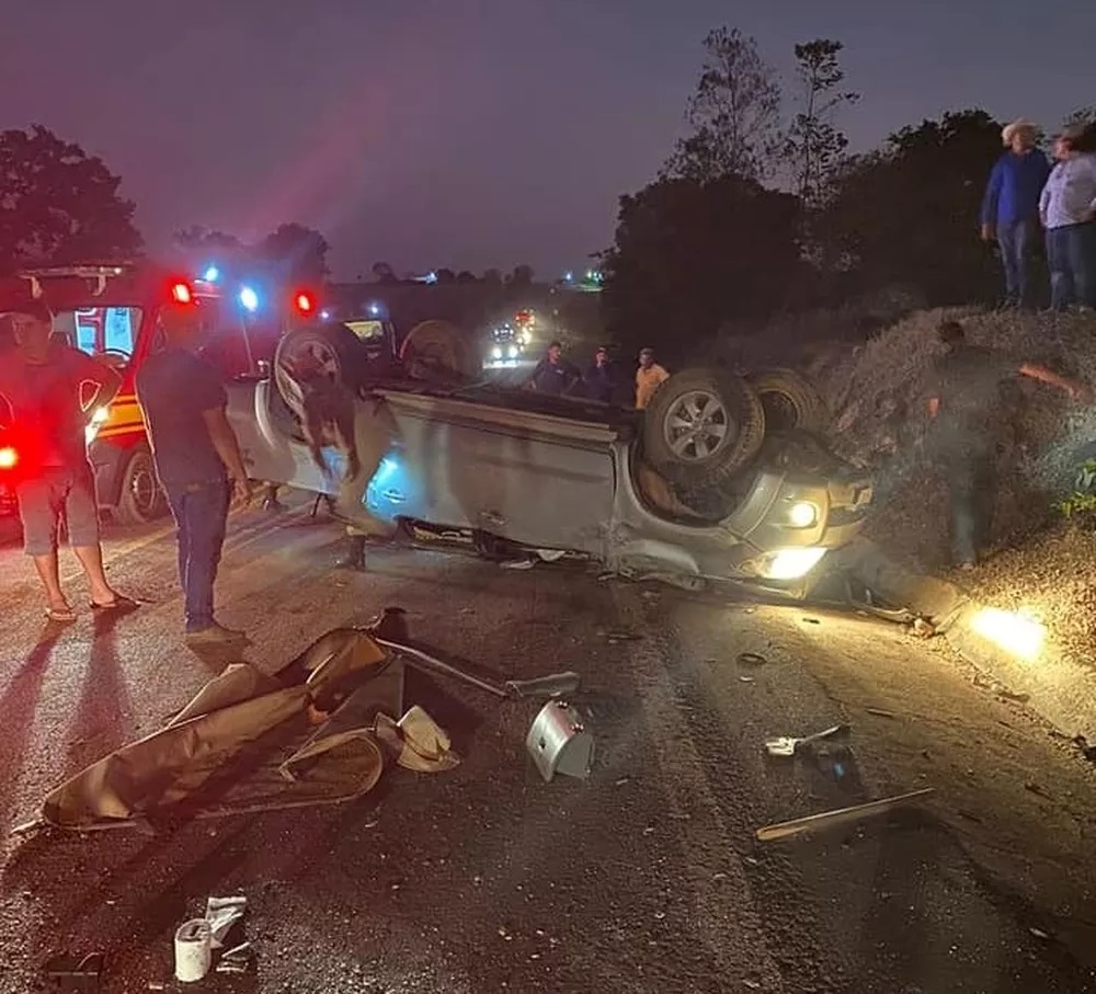 Condutor morre após ser arremessado de caminhonete que colidiu em veículo de passeio Foto93188