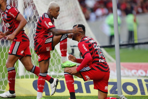 Flamengo goleia Athletico-PR e segue à caça do líder Palmeiras no Brasileiro Foto28705