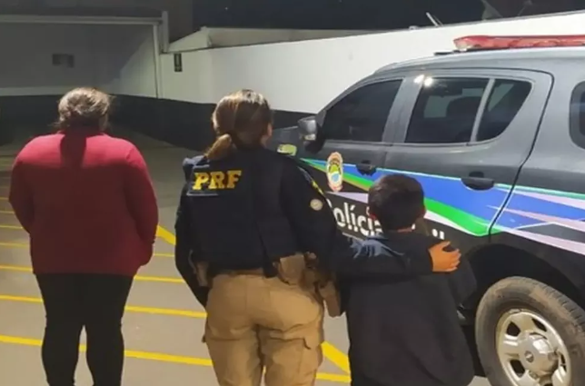 Polícia prende mulher que viajava com criança que mãe "estava doando" Foto36750