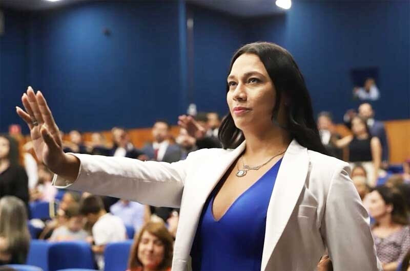 Aos 27 anos, primeira travesti advogada recebe carteira da OAB-MT Foto77833