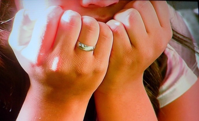 Jovem faz montagem de adolescente nua e a obriga a fazer sexo Foto76543