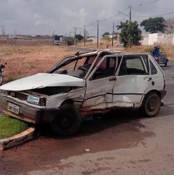 Criança é arremessada de carro e para no capô após acidente envolvendo veículos em Sorriso Foto64429