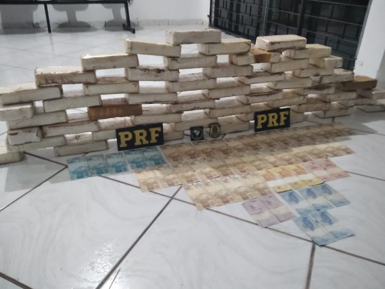 PRF apreende mais de 50 kg de cocaína escondido em lataria de veículo em Paranatinga Foto37477