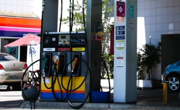 Preço médio da gasolina sobe depois de 15 semanas de queda Foto27022
