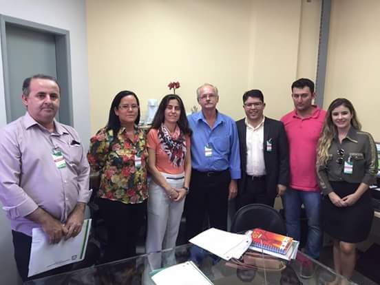 Poderes executivo e legislativo participam de reunião para debater embargos em assentamentos do município Foto56348