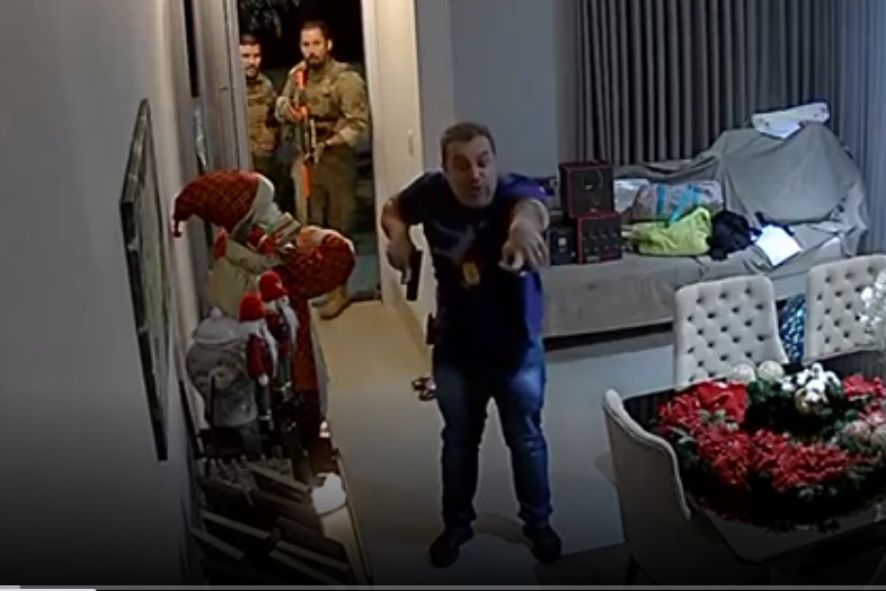 OAB pede afastamento de delegado que invadiu casa para ameaçar mulher e criança Foto16930
