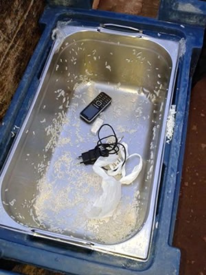 Celulares são achados na comida de detentos e cozinheiro é preso Foto11022