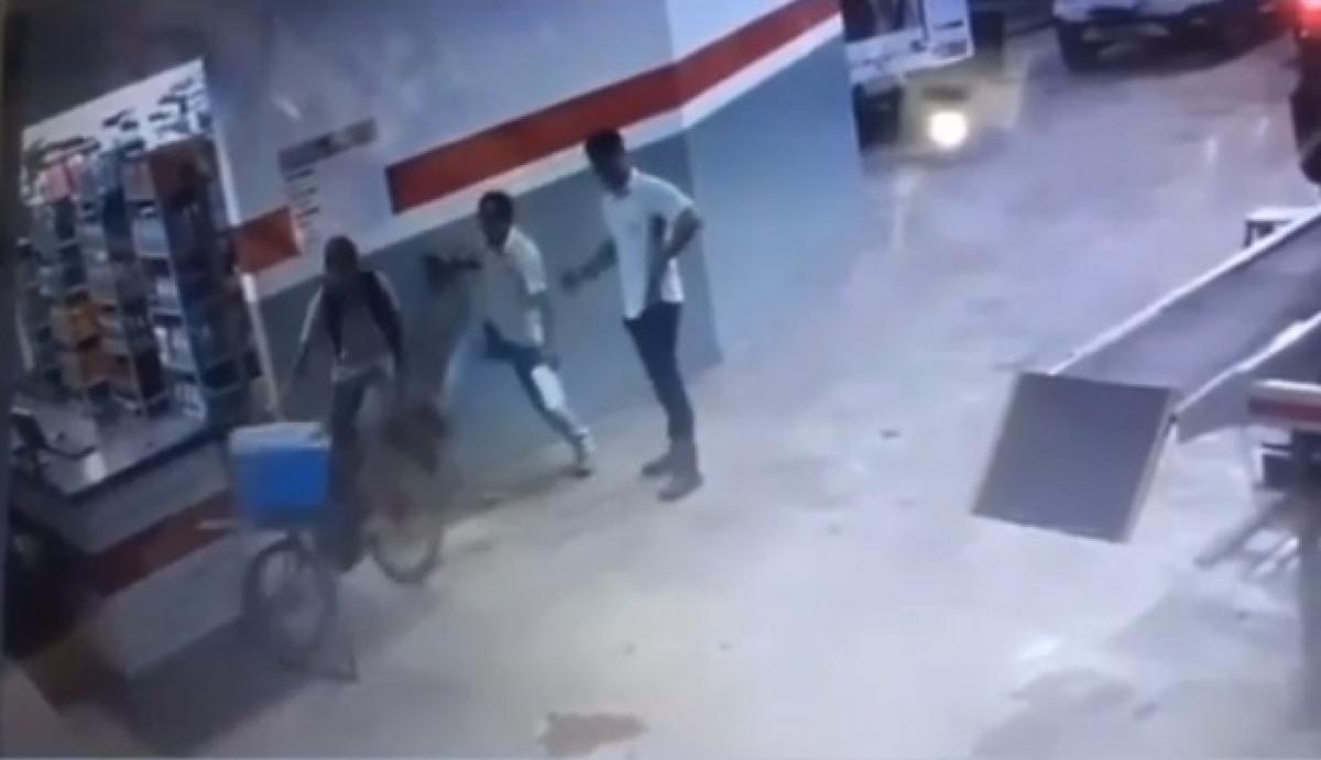 Vídeo mostra adolescente que vende salgados para ajudar no sustento da família sendo humilhado Foto95890