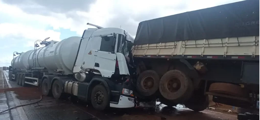 Engavetamento entre cinco carretas deixa BR-163 interditada em Nova Mutum Foto58500