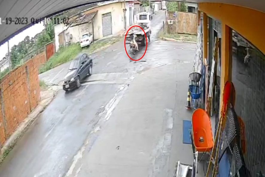 Caminhão-guincho dá marcha ré e mata adolescente que estava em motocicleta com a mãe Foto27743