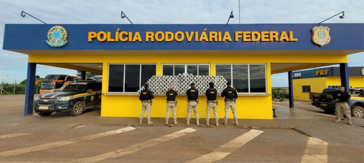 PRF apreende 550 kg de cocaína em fundo falso de carreta Foto76738